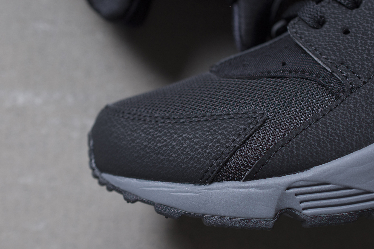 Nike-Air-Huarache-Black-Dark-Grey-3-coolsneakers