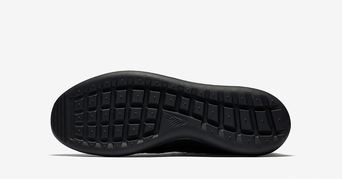 nike-roshe-two-flyknit-365-triple-black-03