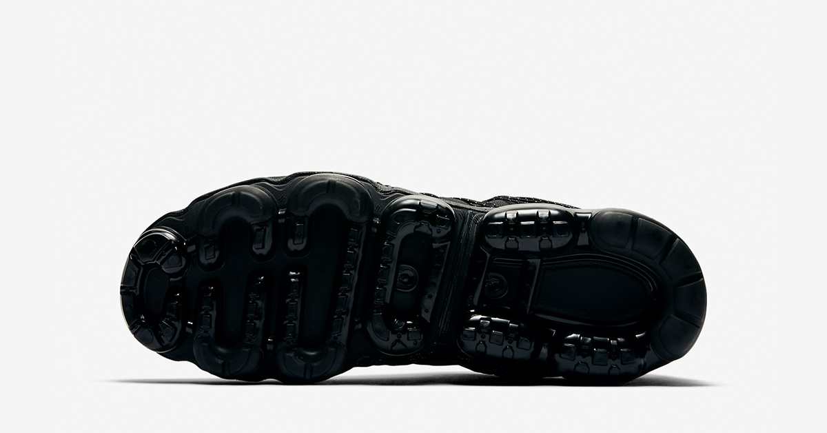 Nike-Air-VaporMax-Run-Utility-Triple-Black-AQ8810-003-04