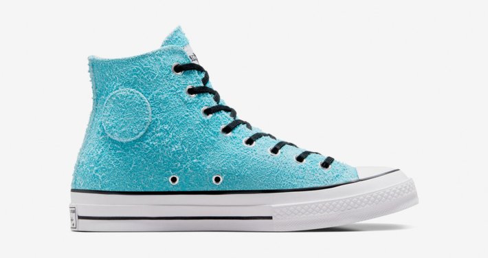 Stüssy x Converse Chuck 70 High A07663C i aktion, ungdommelig streetwear mode.