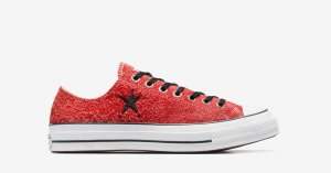 Dynamisk fremvisning af Stüssy x Converse Chuck 70 Low A07664C i poppy red.