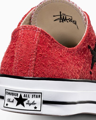 Detaljeret kig på Stüssy x Converse Chuck 70 Low A07664C med unikke samarbejdsdetaljer.