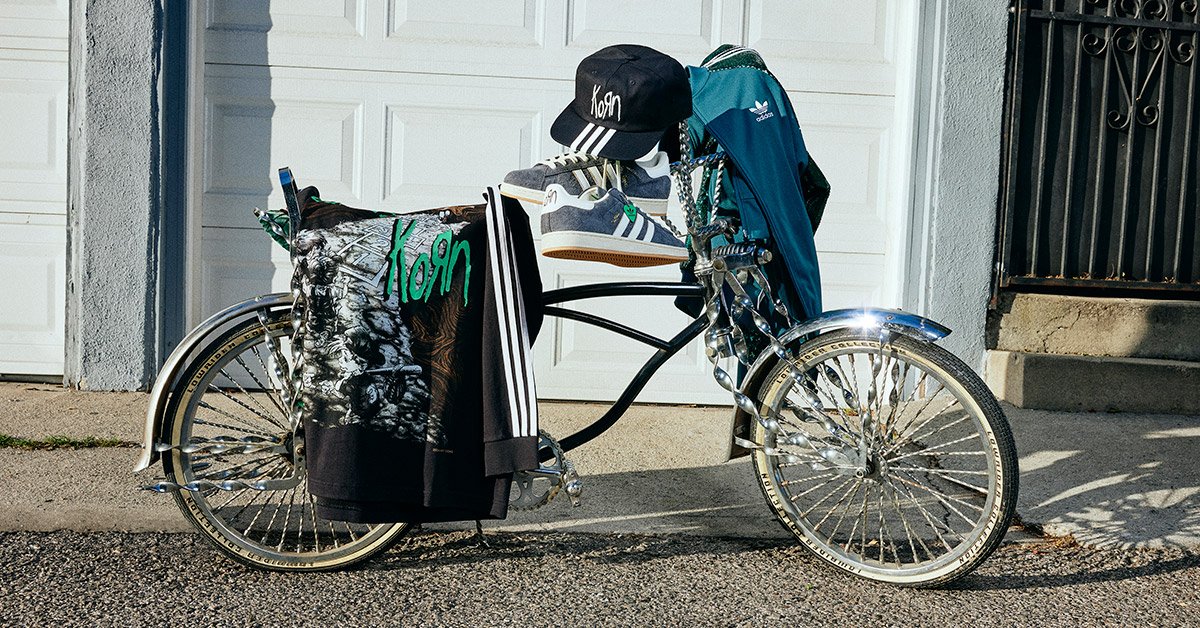 Billede af hele KoRn x Adidas Originals Kollektion 2024 – "Hele KoRn x Adidas Originals Kollektionen 2024 udstillet på kreativ baggrund