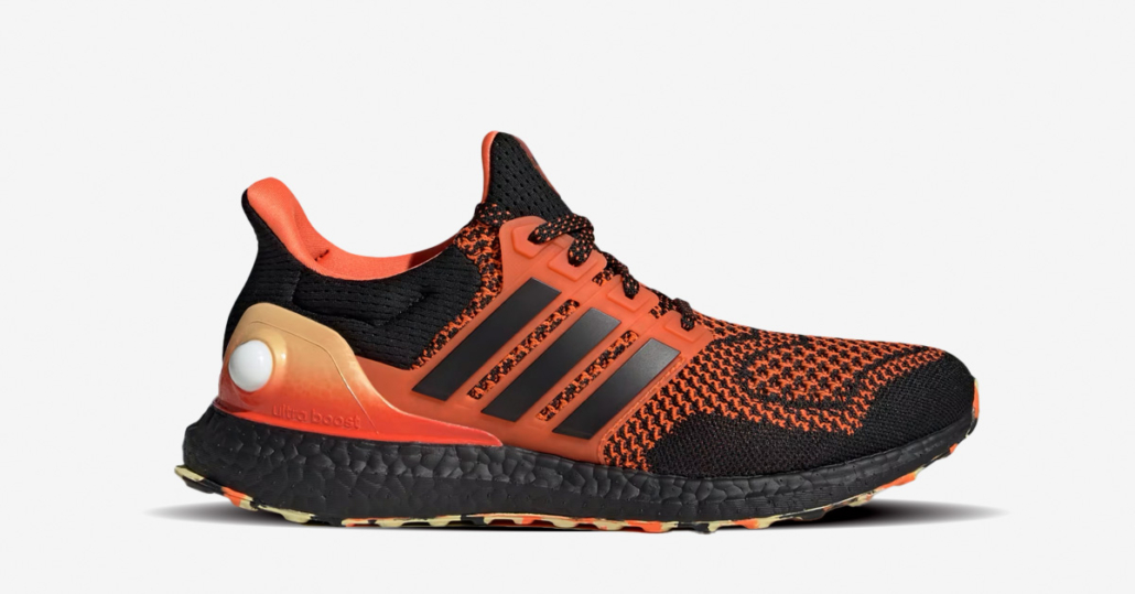 Adidas UltraBoost Fishstick set fra siden med sort og orange design